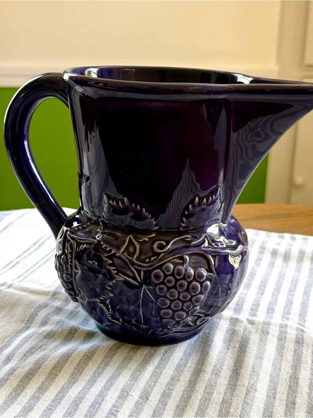 Vintage Bordallo Pinheiro Portugal Purple Pitcher w/Grapes Vines Leaves, 7" Tall - Picture 6 of 10